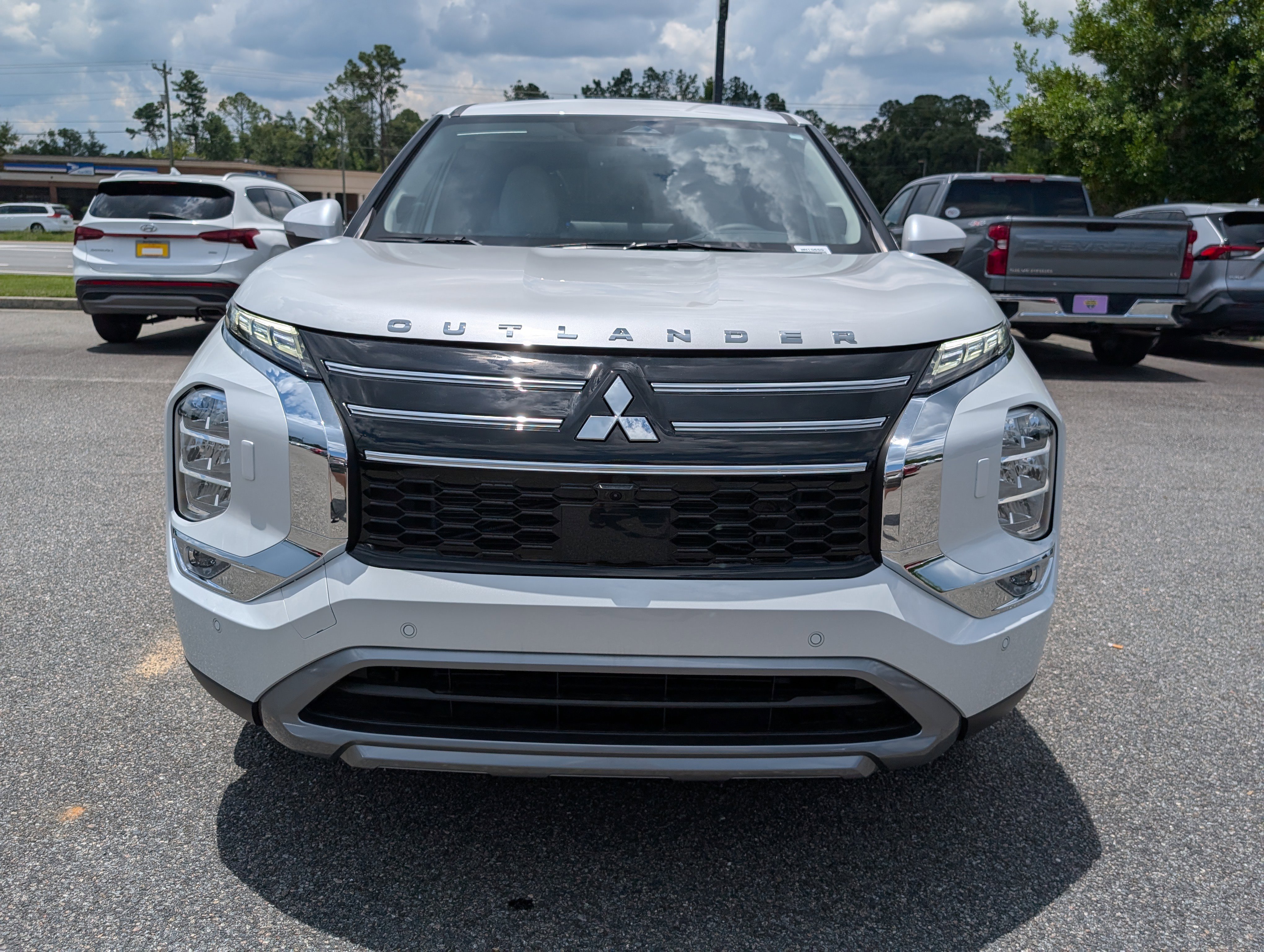 Used 2025 White Diamond Mitsubishi SE image 17