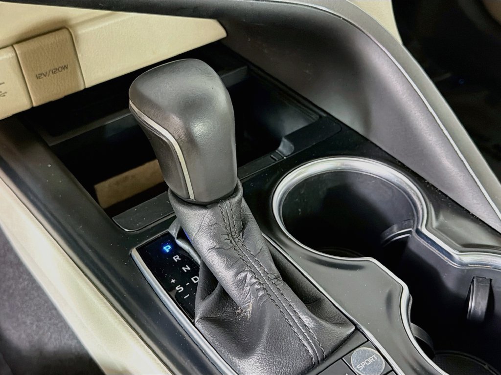 Used 2018 Beige Toyota XLE image 17