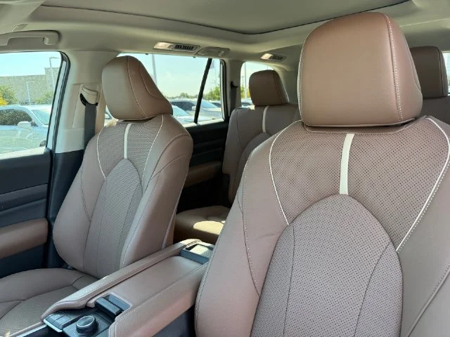 Certified Used 2025 WIND CHILL PEARL Toyota Platinum image 11