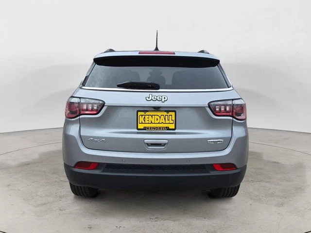 Used 2017 Silver Jeep Latitude image 4