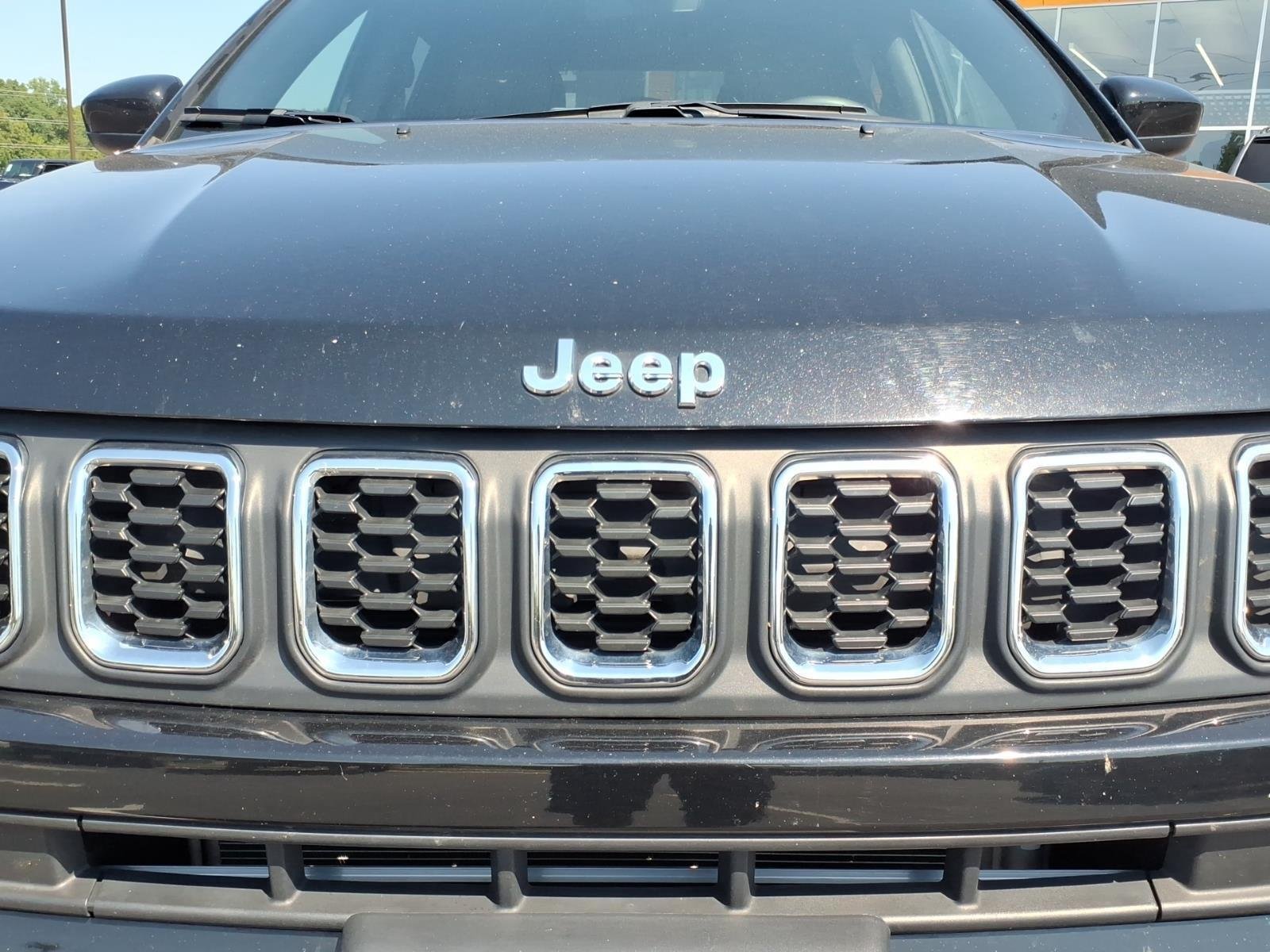 Used 2024 Diamond Black Crystal Pearlcoat Jeep Latitude image 14