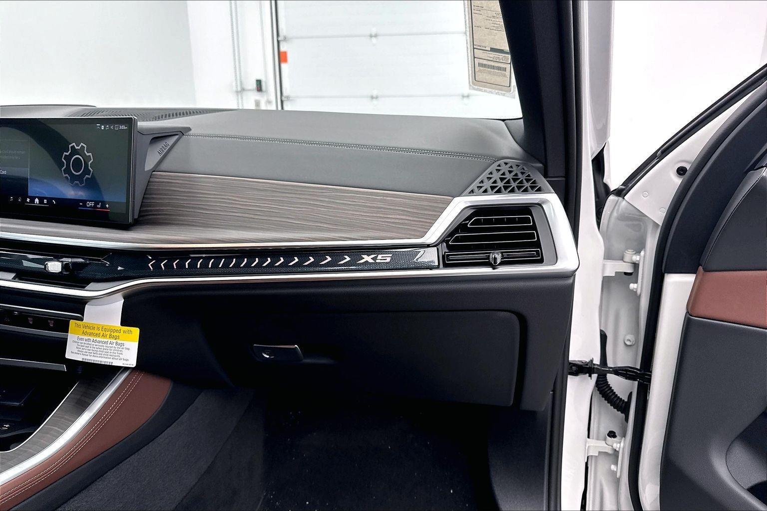 New 2026 Mineral White Metallic BMW xDrive50e image 34