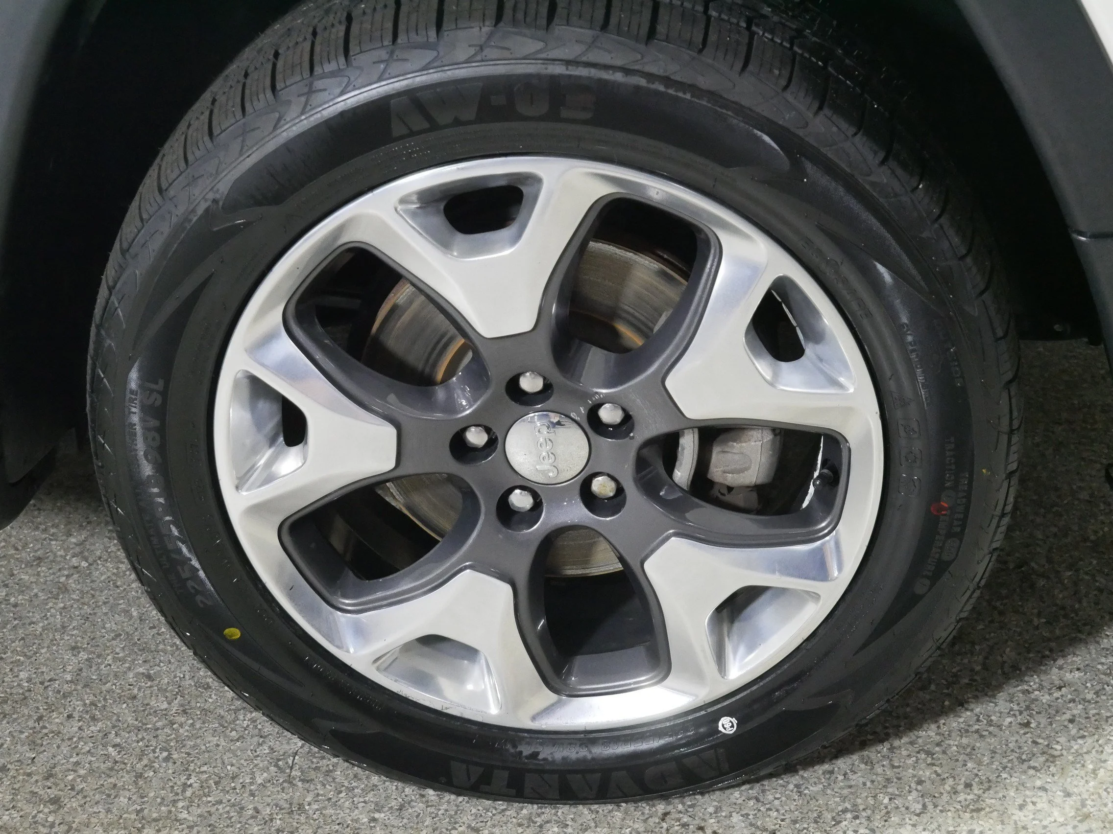 Used 2018 Pearl White Tri-Coat Jeep Limited image 15