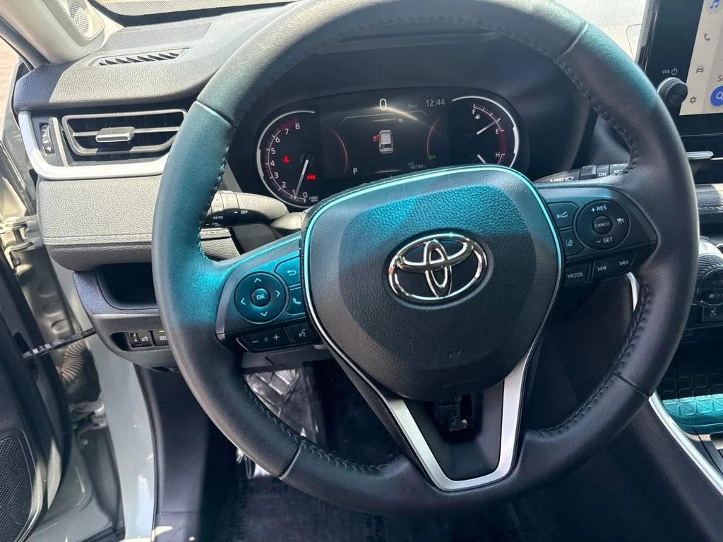 Certified Used 2023  Toyota XLE Premium image 13
