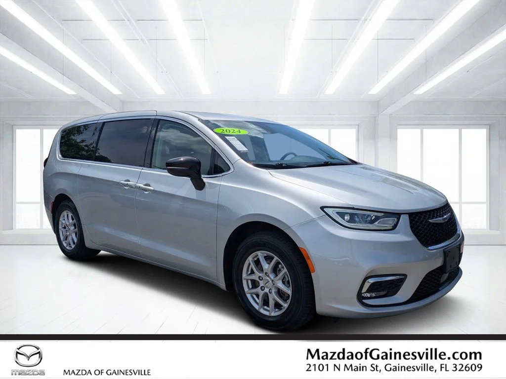 2024 Chrysler Pacifica Touring L's photo