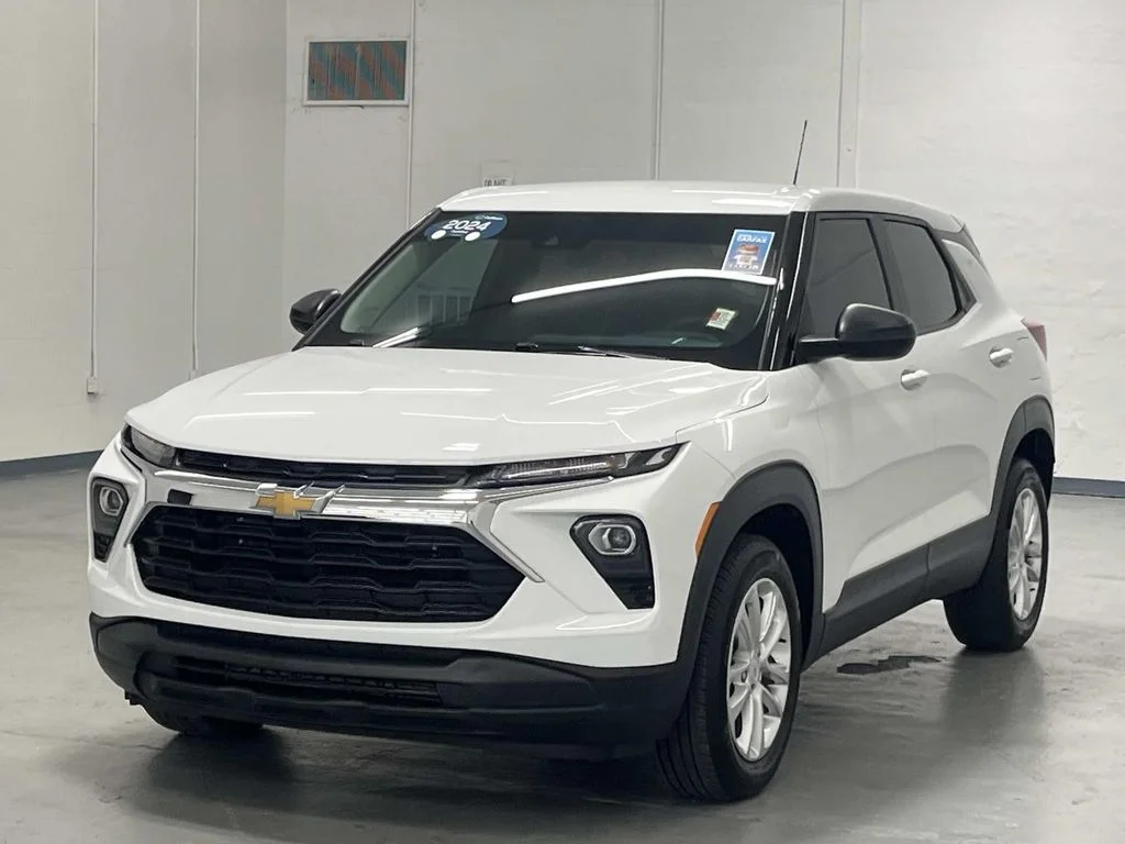 Used 2024 Summit White Chevrolet LS image 4