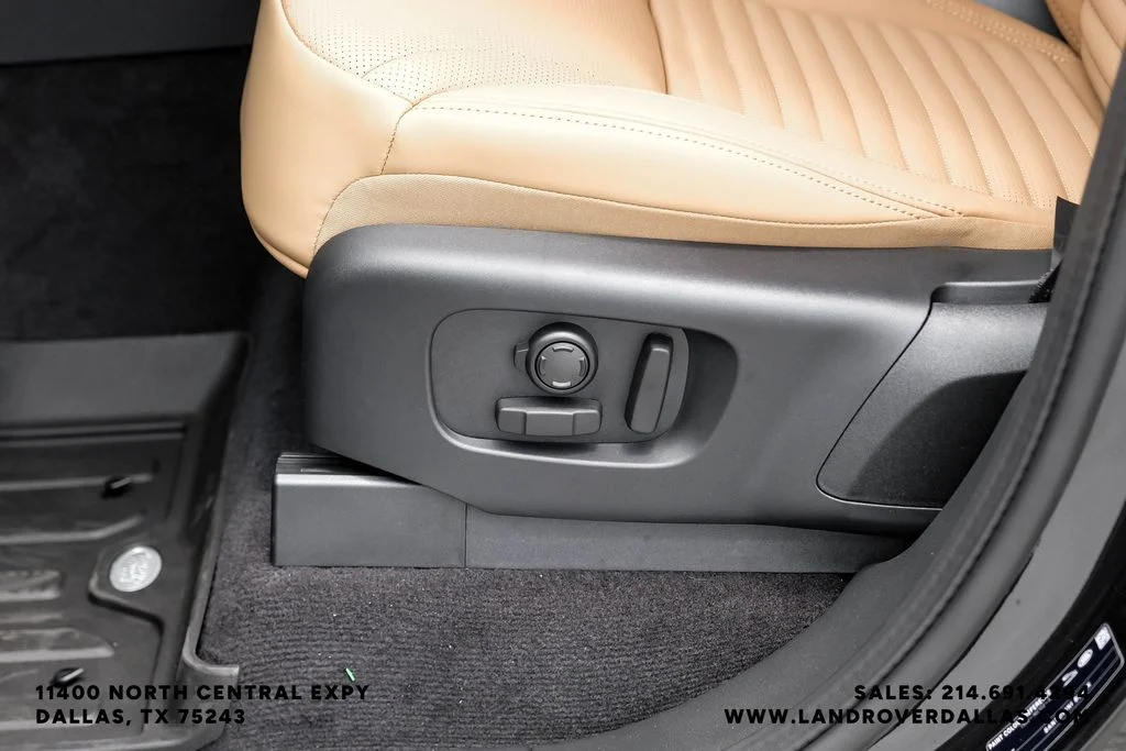 New 2026 Santorini Black Metallic Land Rover Dynamic SE image 27
