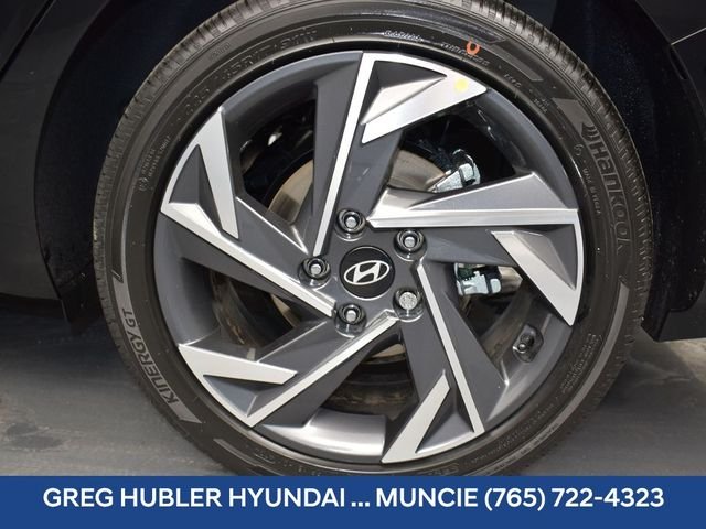 Used 2025 Black Hyundai SEL Convenience image 18