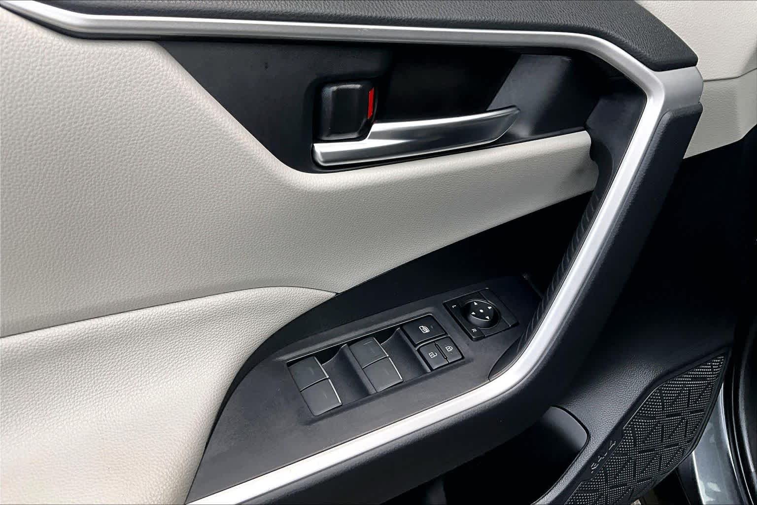 2025 Toyota RAV4 XLE - Photo 32