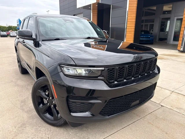 Used 2023 Black Jeep Altitude X image 2