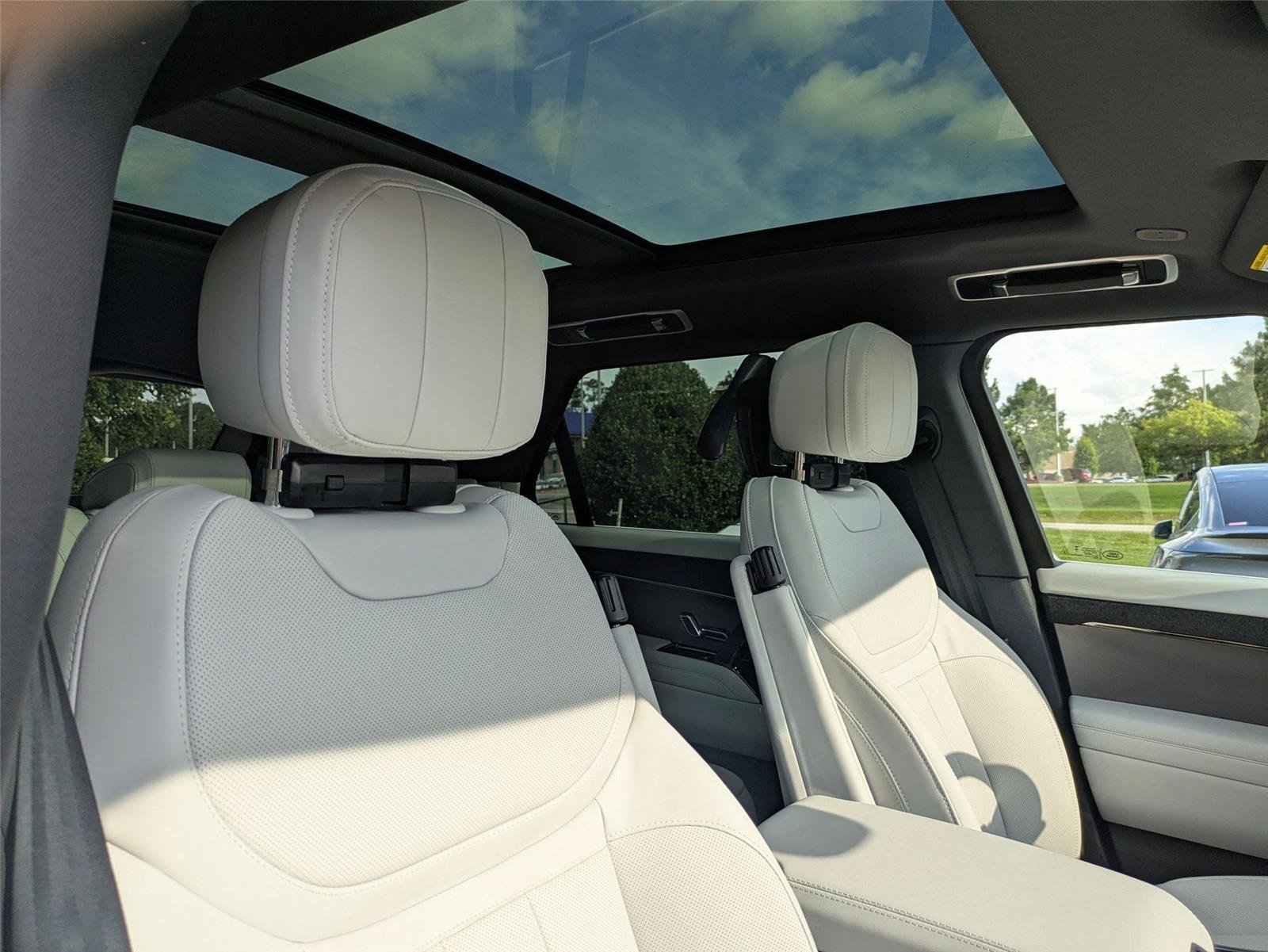 New 2026 Fuji White Land Rover SE image 35