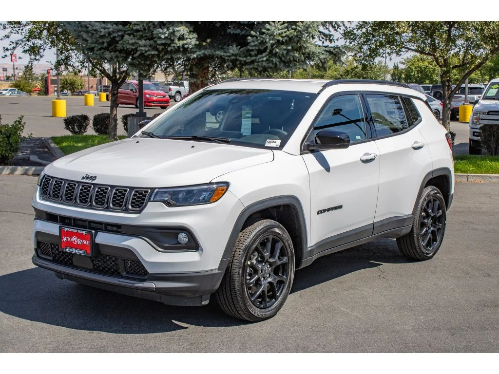 New 2026 Bright White Clearcoat Jeep Latitude image 4