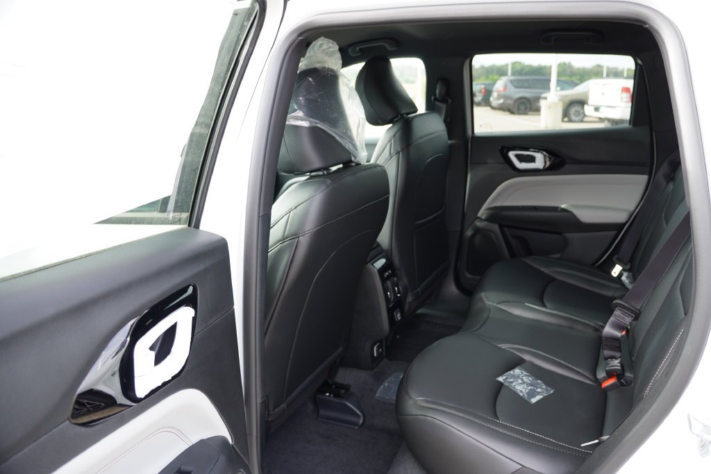 New 2026 Bright White Clear-Coat Exterior Paint Jeep Limited image 11