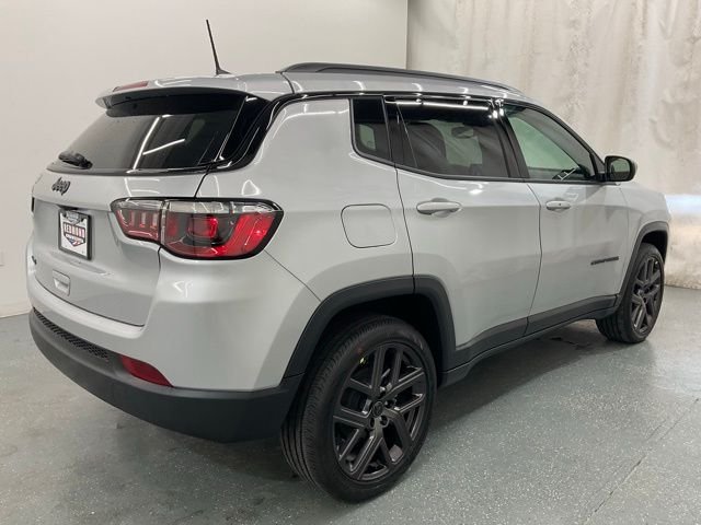 New 2026 Silver Zynith Metallic Clearcoat Jeep Latitude image 7