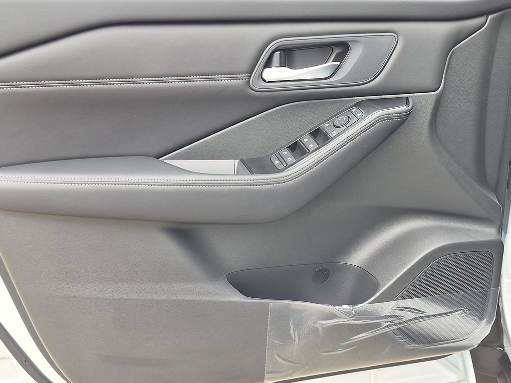 New 2026 Everest White Pearl TriCoat Nissan Dark Armor™ image 8