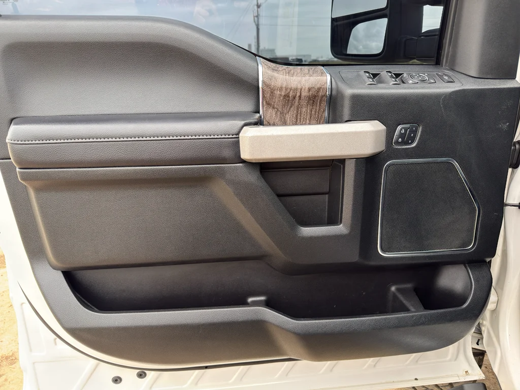 Used 2018 White Platinum Metallic Tri-Coat Ford LARIAT image 21