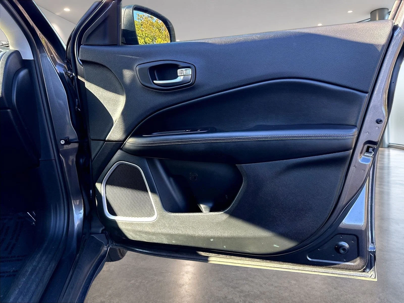 Used 2020 Crystal Metallic Jeep Latitude image 29