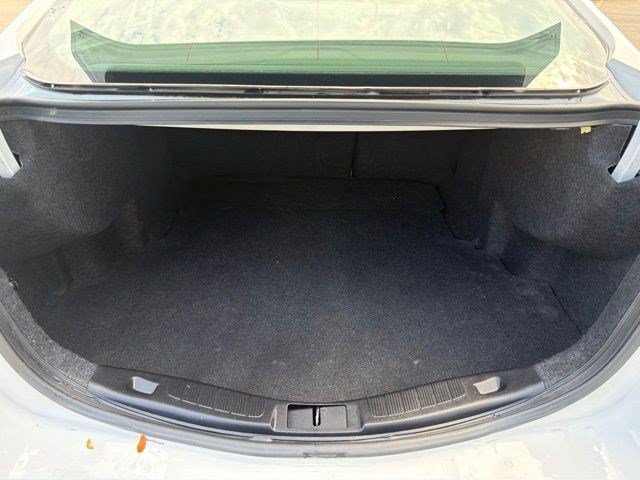 Used 2019 Oxford White Ford SE image 17