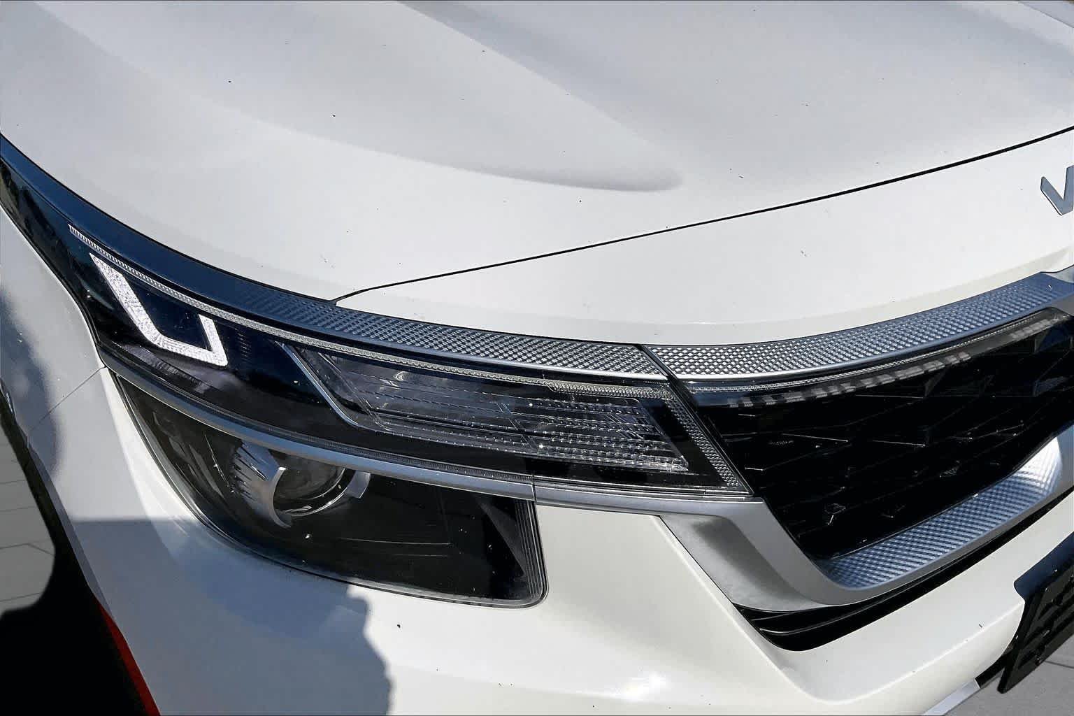 Used 2022 Clear White/Black Roof Kia S image 26