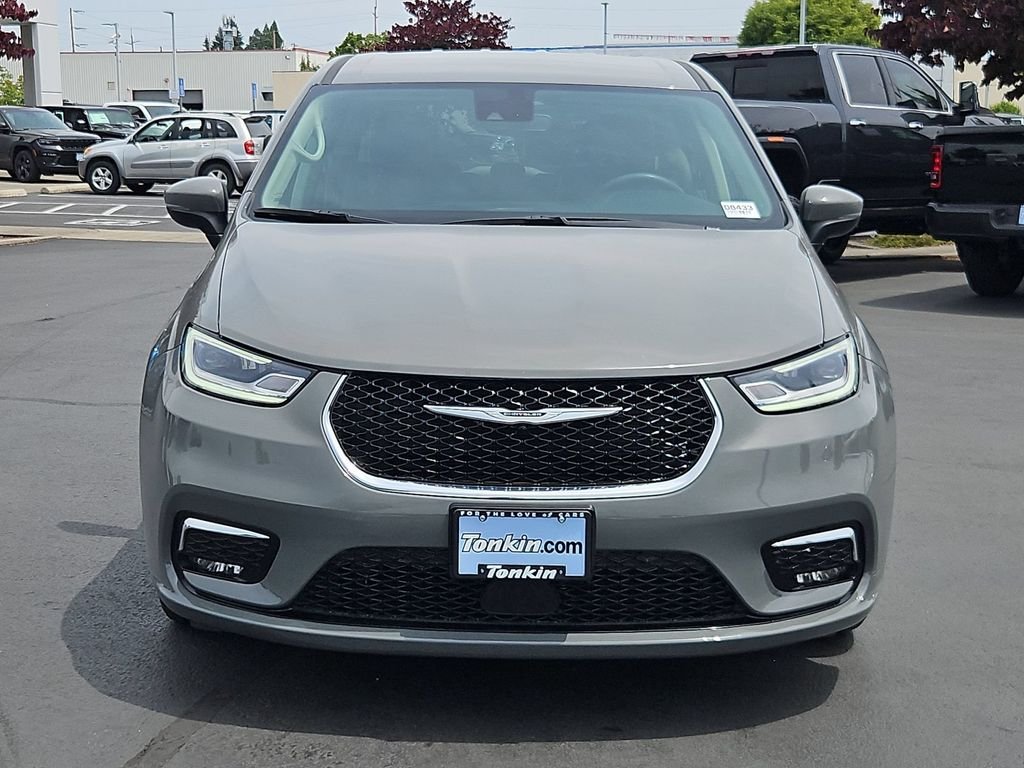 Used 2023 Ceramic Gray Clearcoat Chrysler Touring L image 9