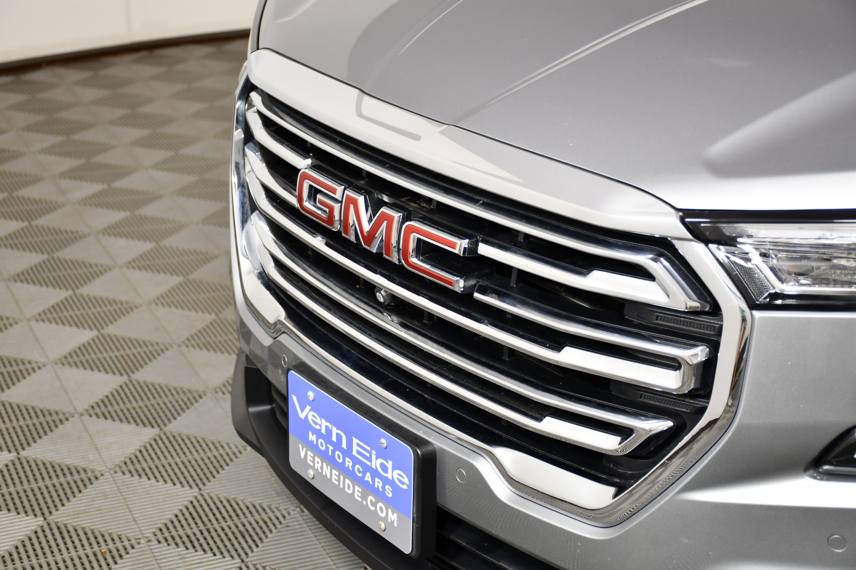 Used 2024 Sterling Metallic GMC SLT image 11