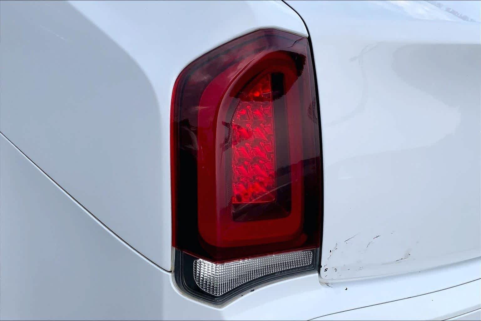 Used 2018 Bright White Clearcoat Chrysler 300S image 25