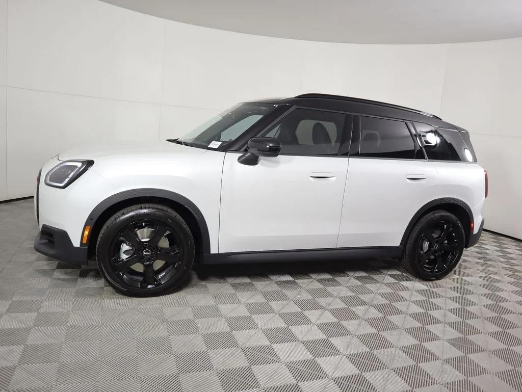 Certified Used 2026 Nanuq White Metallic MINI Signature Plus image 9