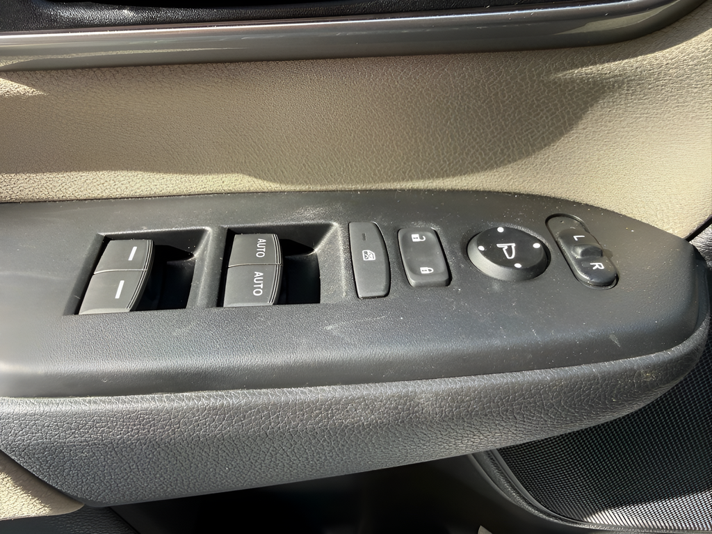 Used 2021 White Honda EX image 25