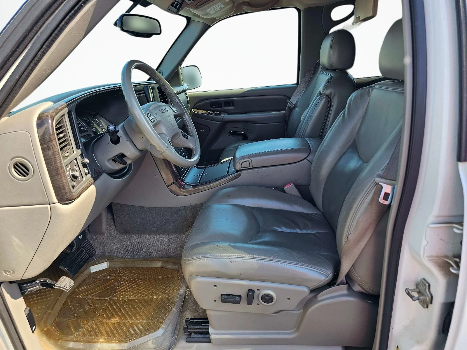 Used 2005 Summit White GMC Denali image 17