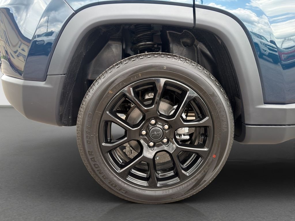 New 2026 Fathom Blue Pearl-Coat Exterior Paint Jeep Latitude image 23