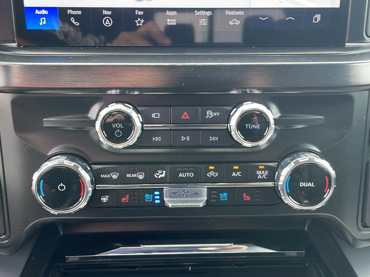 New 2026 Agate Black Metallic Ford LARIAT image 24