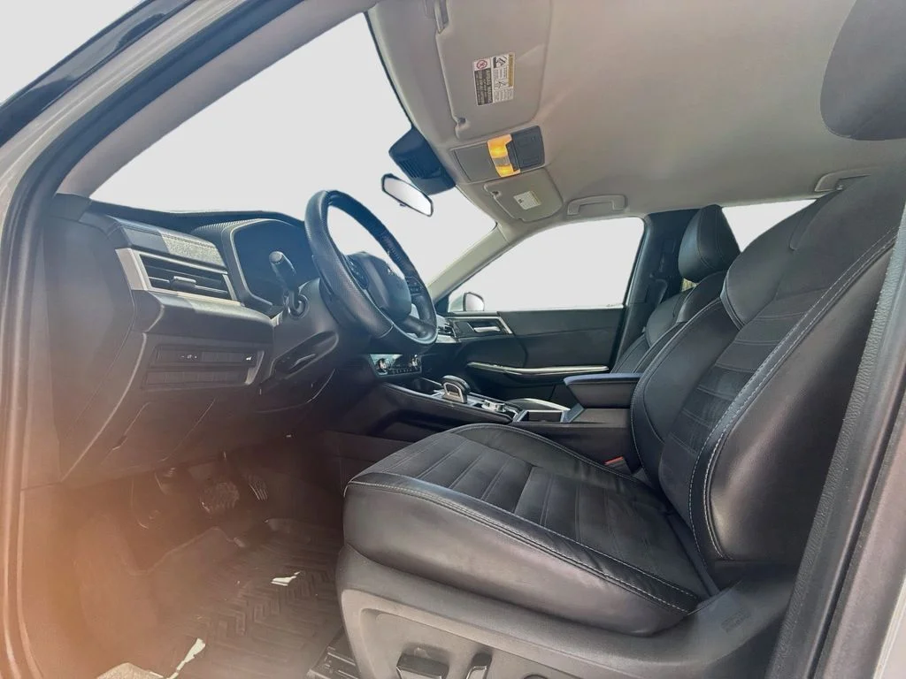 Used 2022  Mitsubishi  image 23
