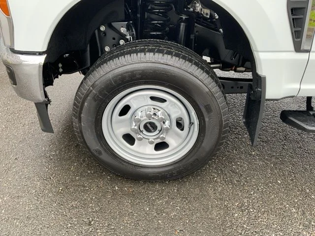 2025 Ford F-350 Super Duty Chassis Cab XLT - Photo 17