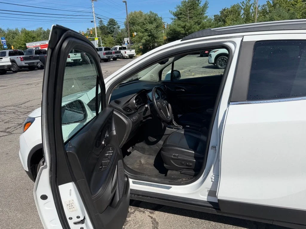 Used 2020 Summit White Buick Essence image 9