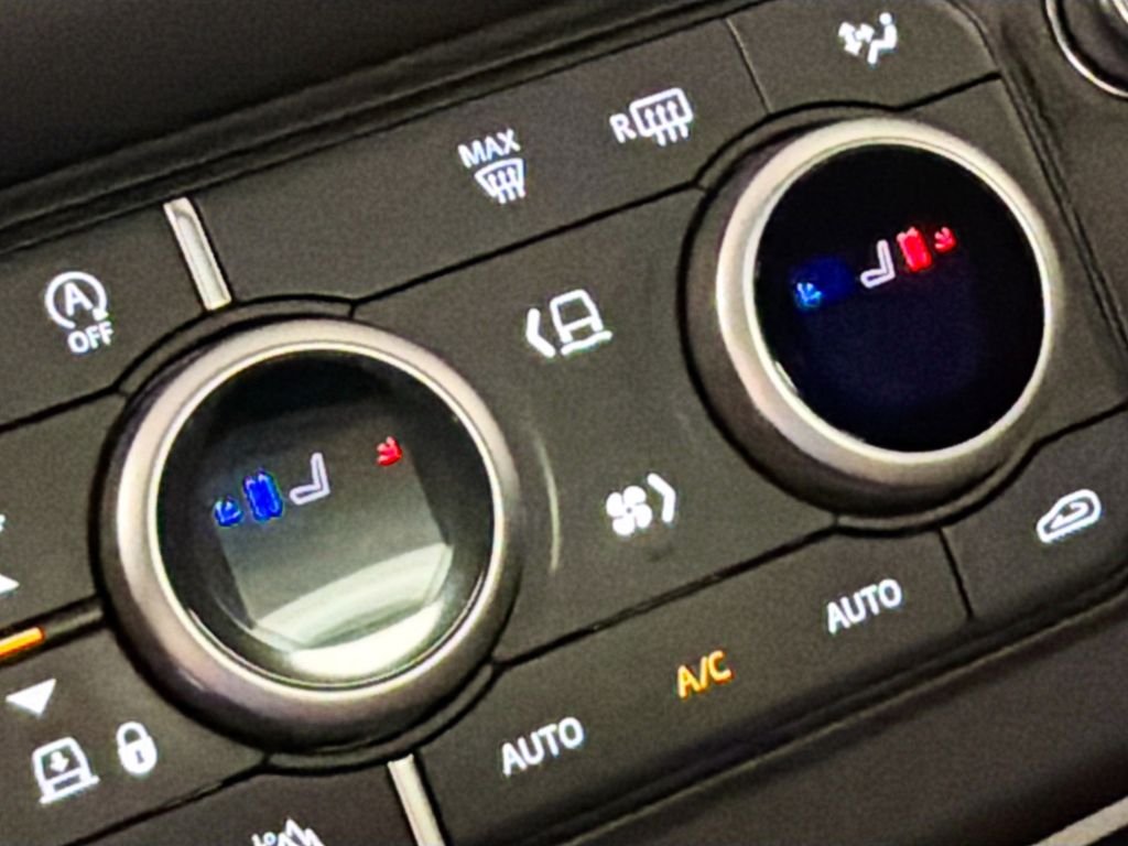 Used 2024  Land Rover X-Dynamic SE image 22