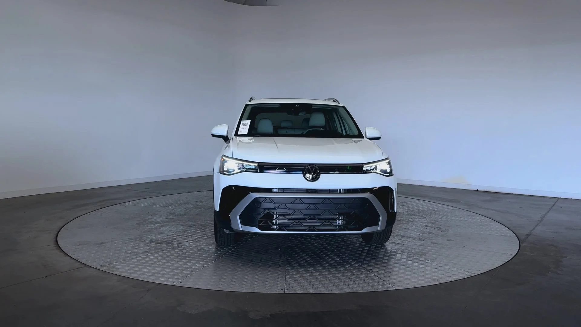 Used 2025 Pure White Volkswagen SE image 3