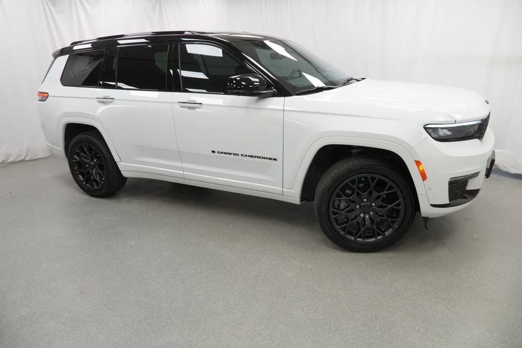 Used 2025 White Jeep Summit Reserve image 10