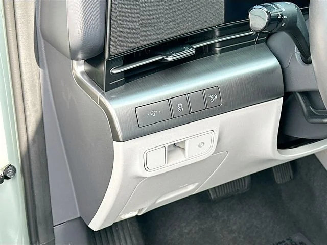 Used 2025 Green Hyundai SEL image 10