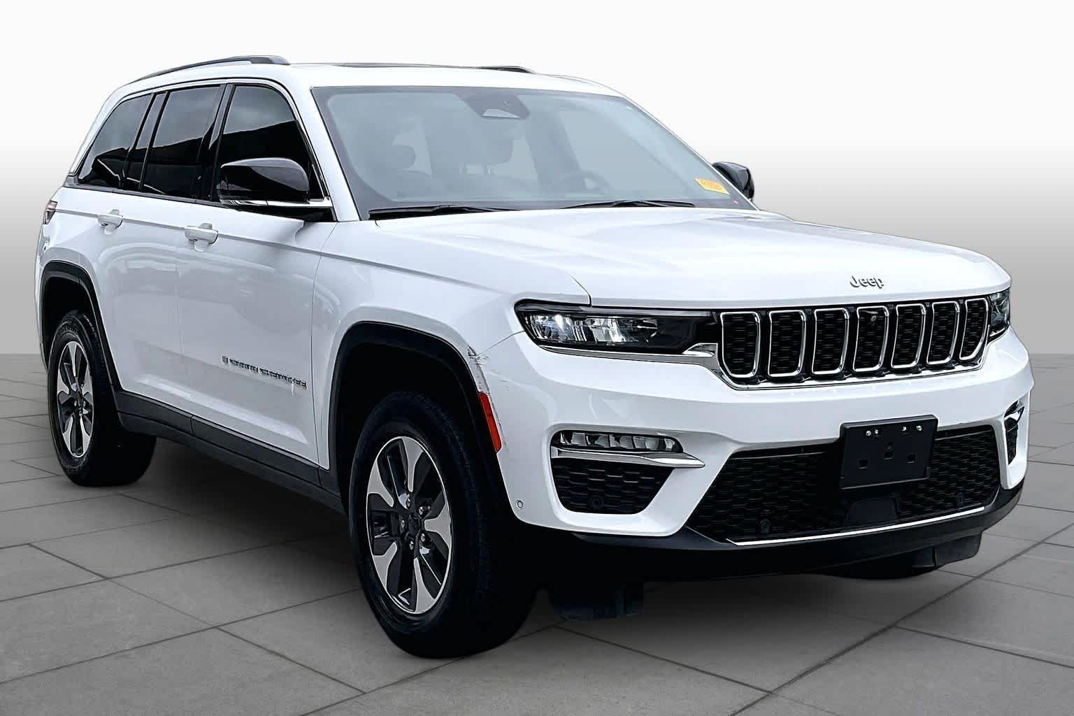 Used 2022 Bright White Clearcoat Jeep  image 3