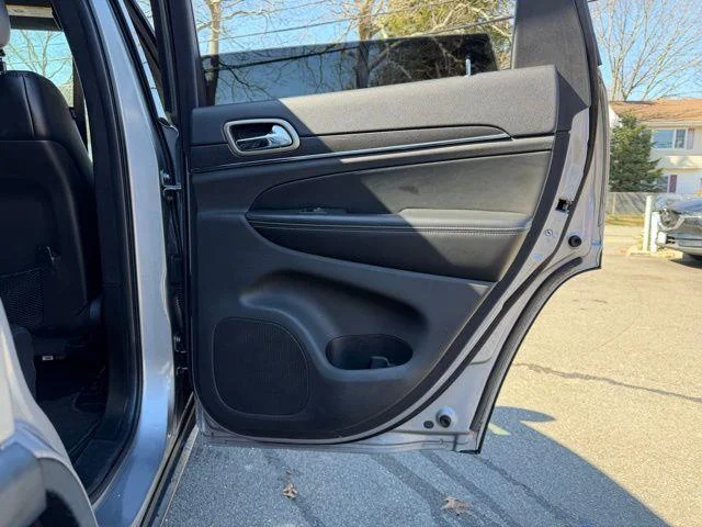 Used 2015 Silver Jeep Limited image 20