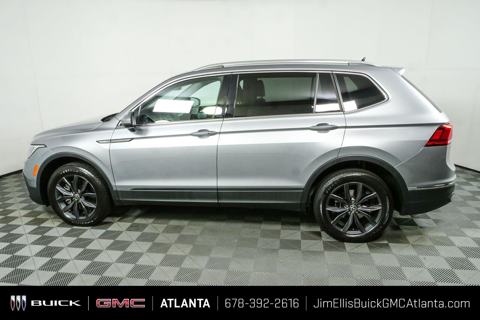 Used 2024 Pyrite Silver Metallic Volkswagen SE image 28