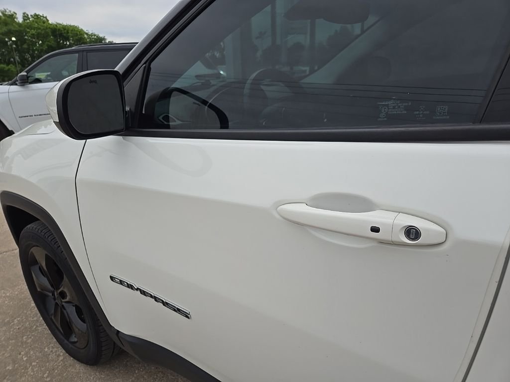 Used 2018 White Jeep Latitude image 25