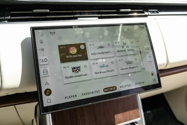 Used 2025 White Land Rover SE image 31