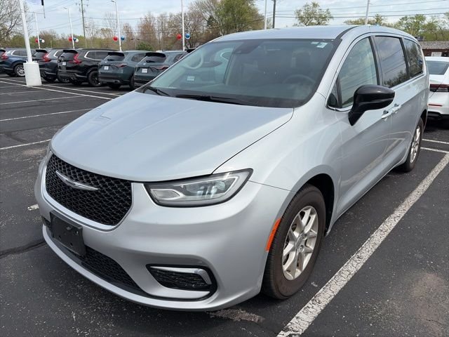 2024 Chrysler Pacifica Touring L's photo