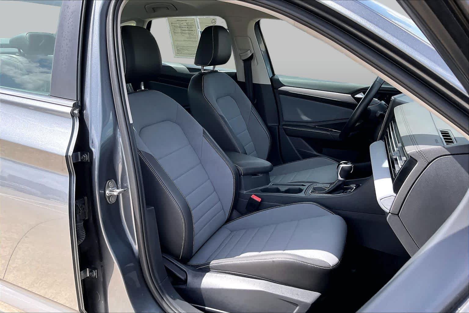 Used 2025 Platinum Gray Metallic Volkswagen SE image 9