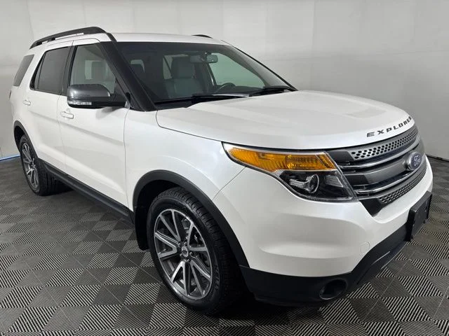 Used 2015 White Platinum Clearcoat Metallic Ford XLT image 1