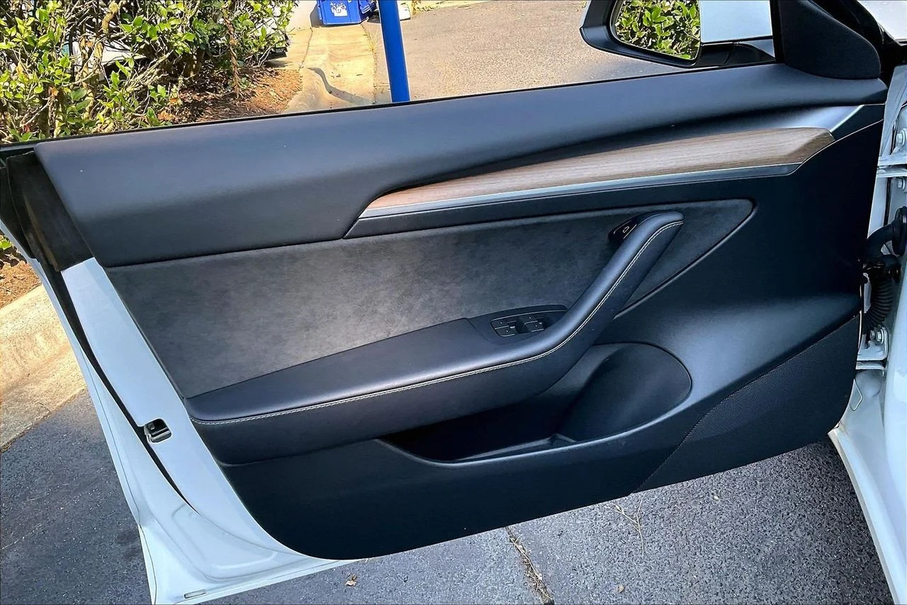 Used 2023  Tesla Base image 28