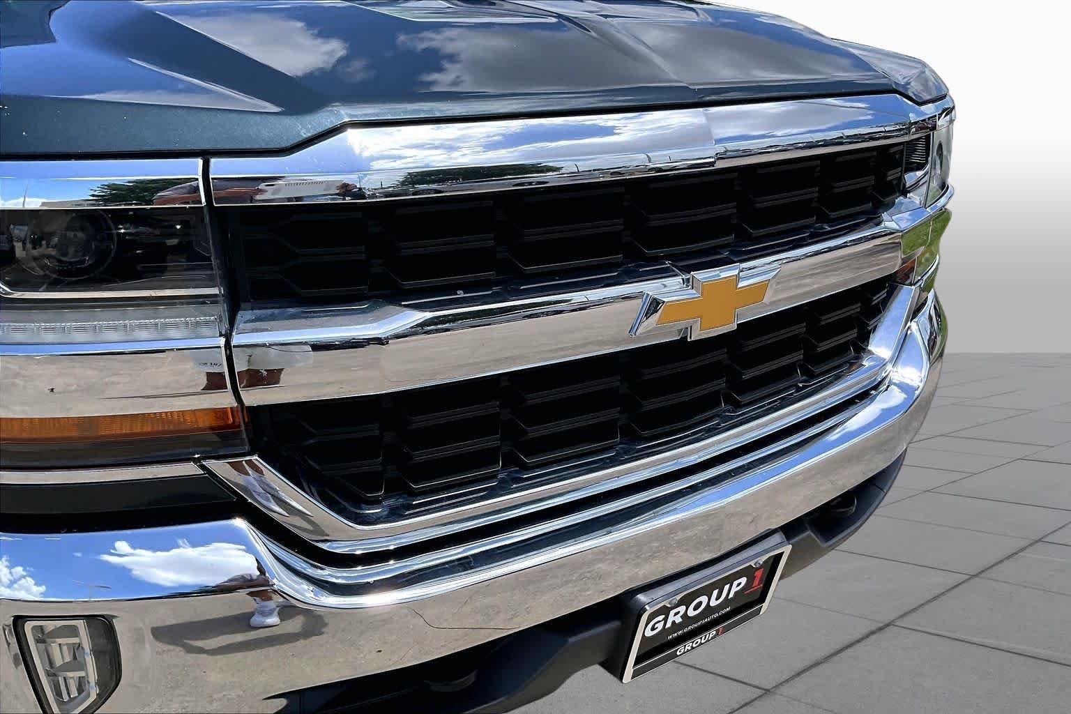 Used 2017 Graphite Metallic Chevrolet LT image 27