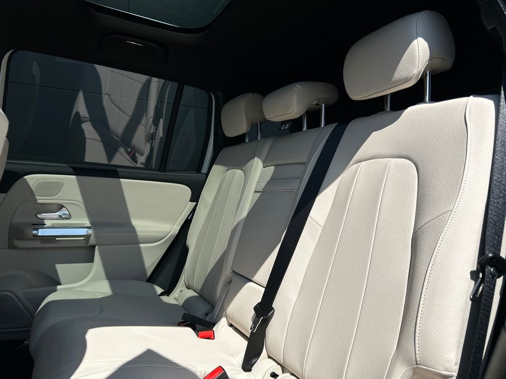 New 2026 Polar White Mercedes-Benz GLB 250 image 25