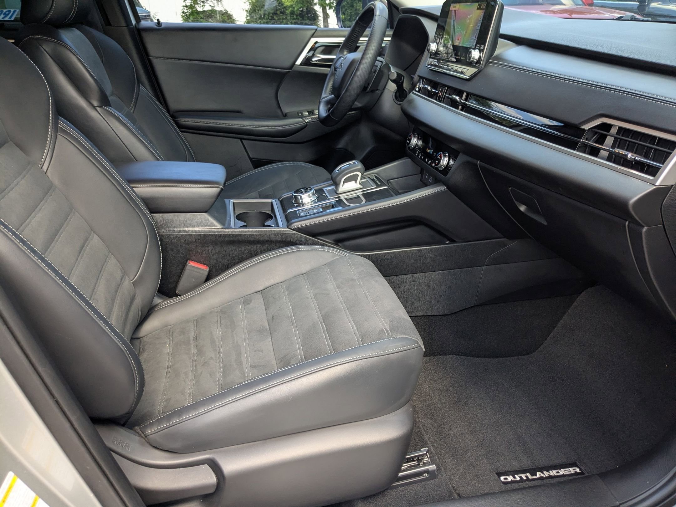 Used 2022 Silver Mitsubishi SE image 26
